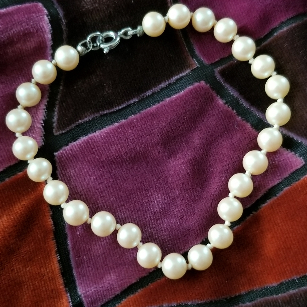 Bracelet White glass pearl bracelet silver tone classic elegant